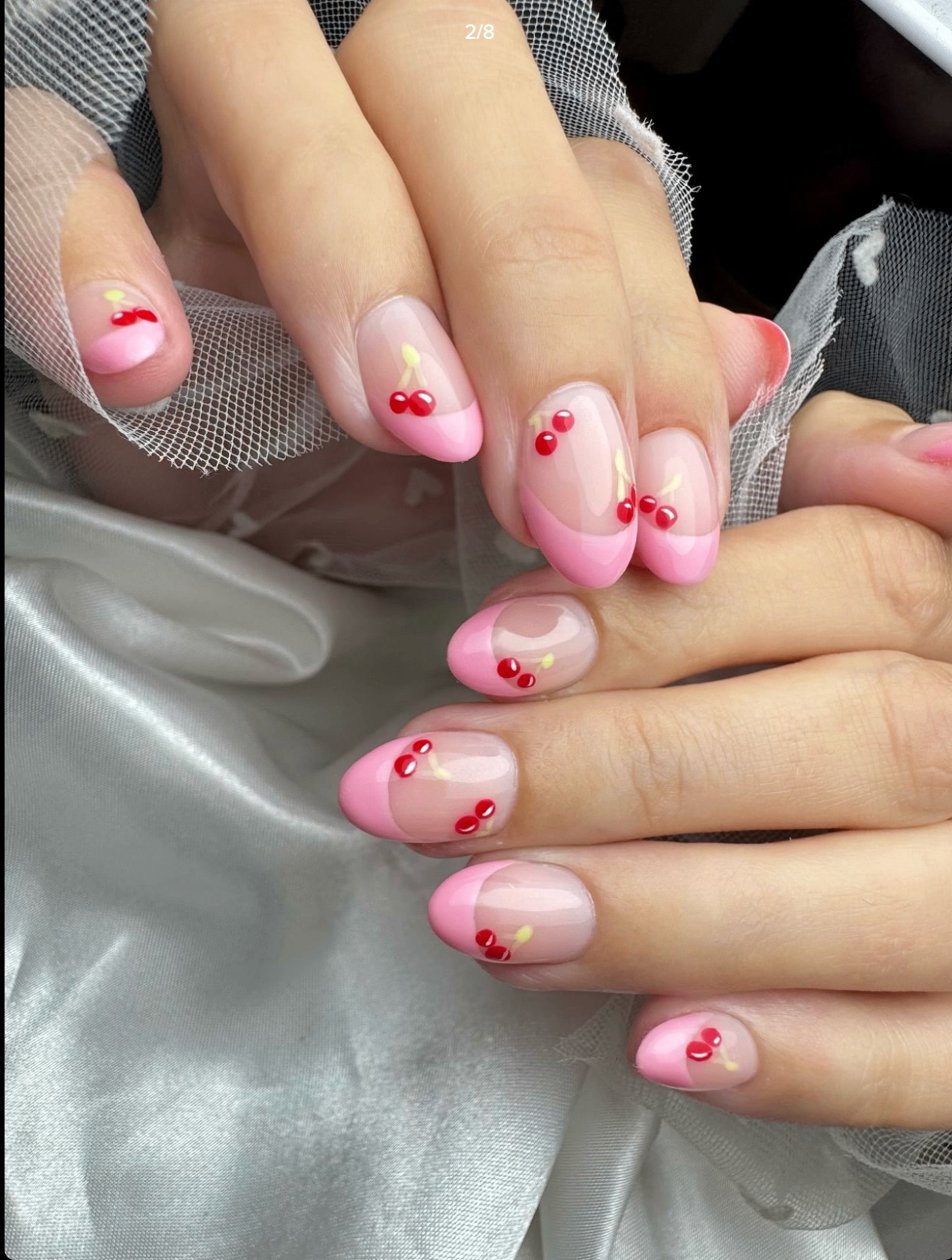 Manicura con diseño de cerezas — Amar Beauty Salon